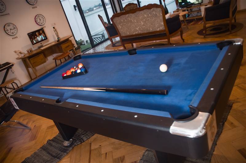 Billard dans la salle de jeux de la Villa Fotsy