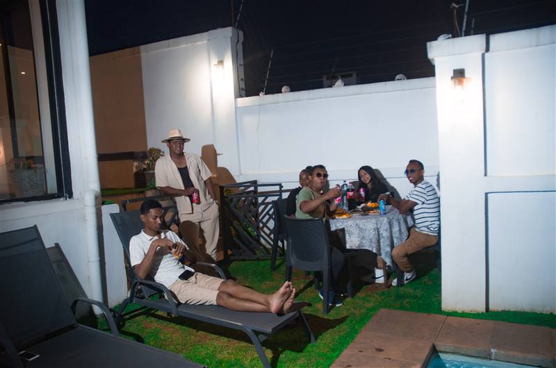 Invités dans le jardin de la Villa Fotsy en soirée