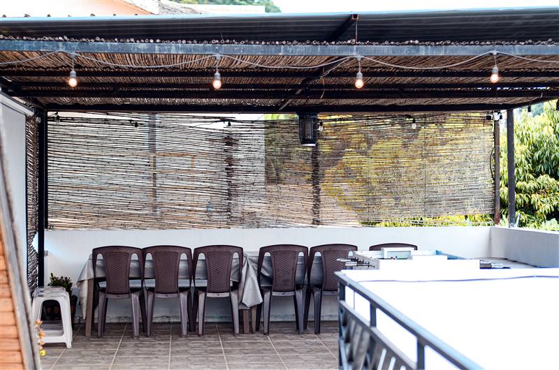 Terrasse ombragée du rooftop de la Villa Fotsy